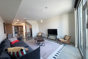 Living area - New construction 4-bedroom, 3 bathroom townhome in Los Angeles (Los Angeles)