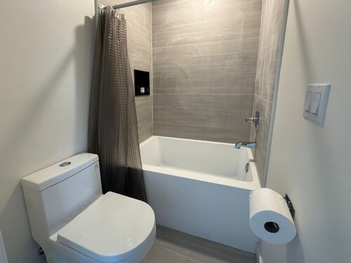 New construction 4-bedroom, 3 bathroom townhome in Los Angeles