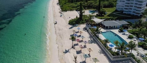 En la playa, camastros y toallas de playa