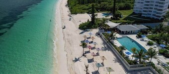 Modern Oceanview Retreat- Pool, Bar, Restaurant, Salon/Spa!