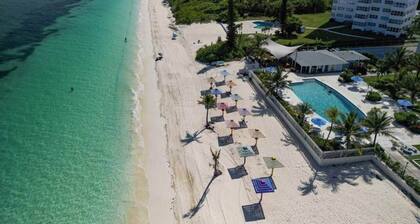 Modern Oceanview Retreat- Pool, Bar, Restaurant, Salon/Spa!