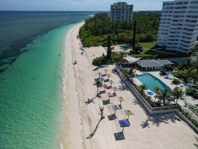 Modern Oceanview Retreat- Pool, Bar, Restaurant, Salon/Spa!
