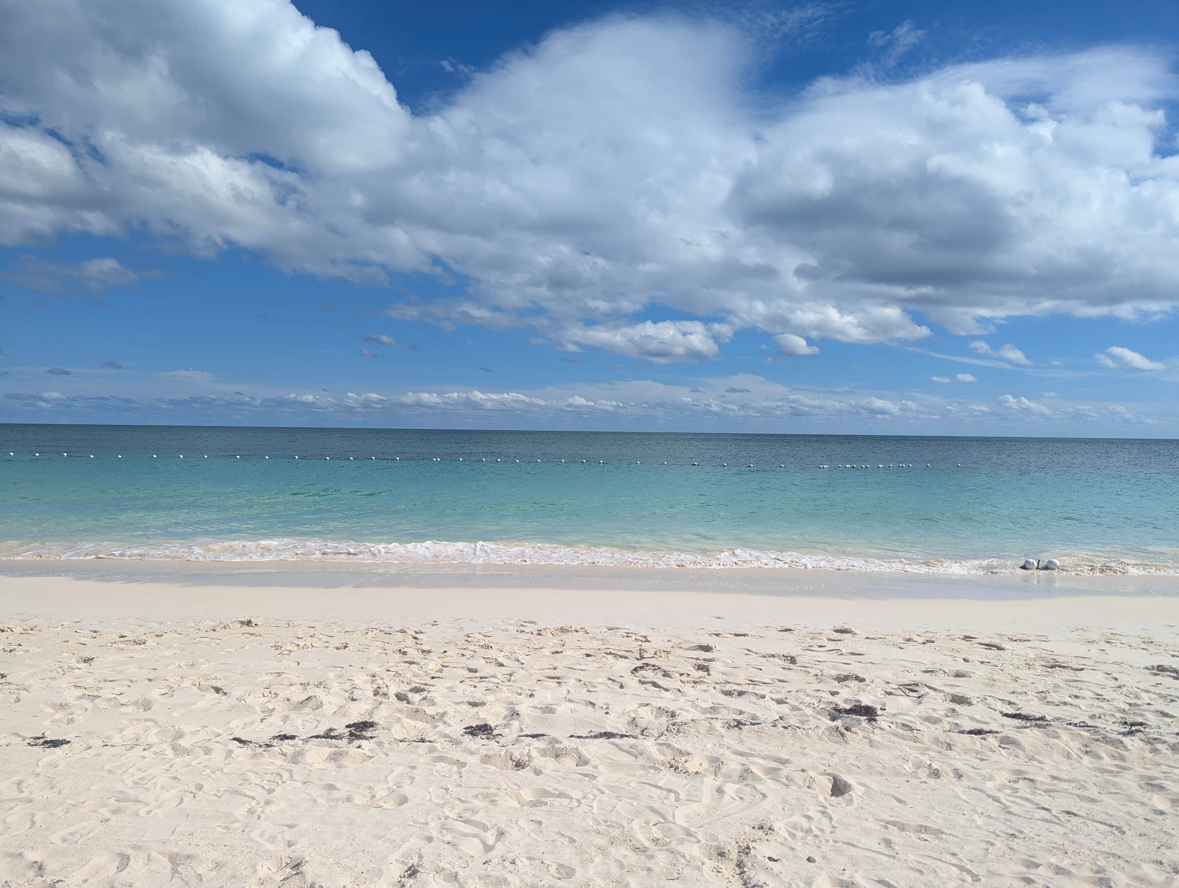 Plage, chaises longues, serviettes de plage