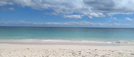 Na praia, espreguiçadeiras, toalhas de praia