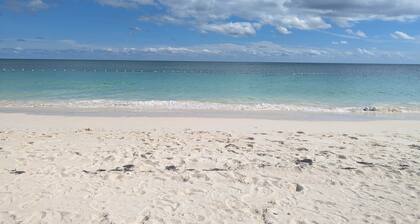 Modern Beachfront Studio-Pool, Bar, Views!