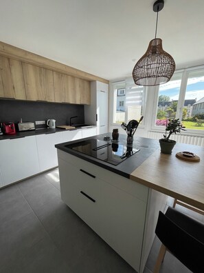 Microwave, oven, stovetop, dishwasher - Ty Queff Lodge - Sainte Anne La Palud beach on foot (Plonévez-Porzay)