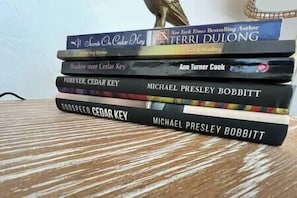 Uma pilha de livros intitulada 'Forever, Cedar Key' de Michael Presley Bobbitt.
