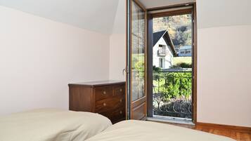 3 bedrooms, iron/ironing board, bed sheets