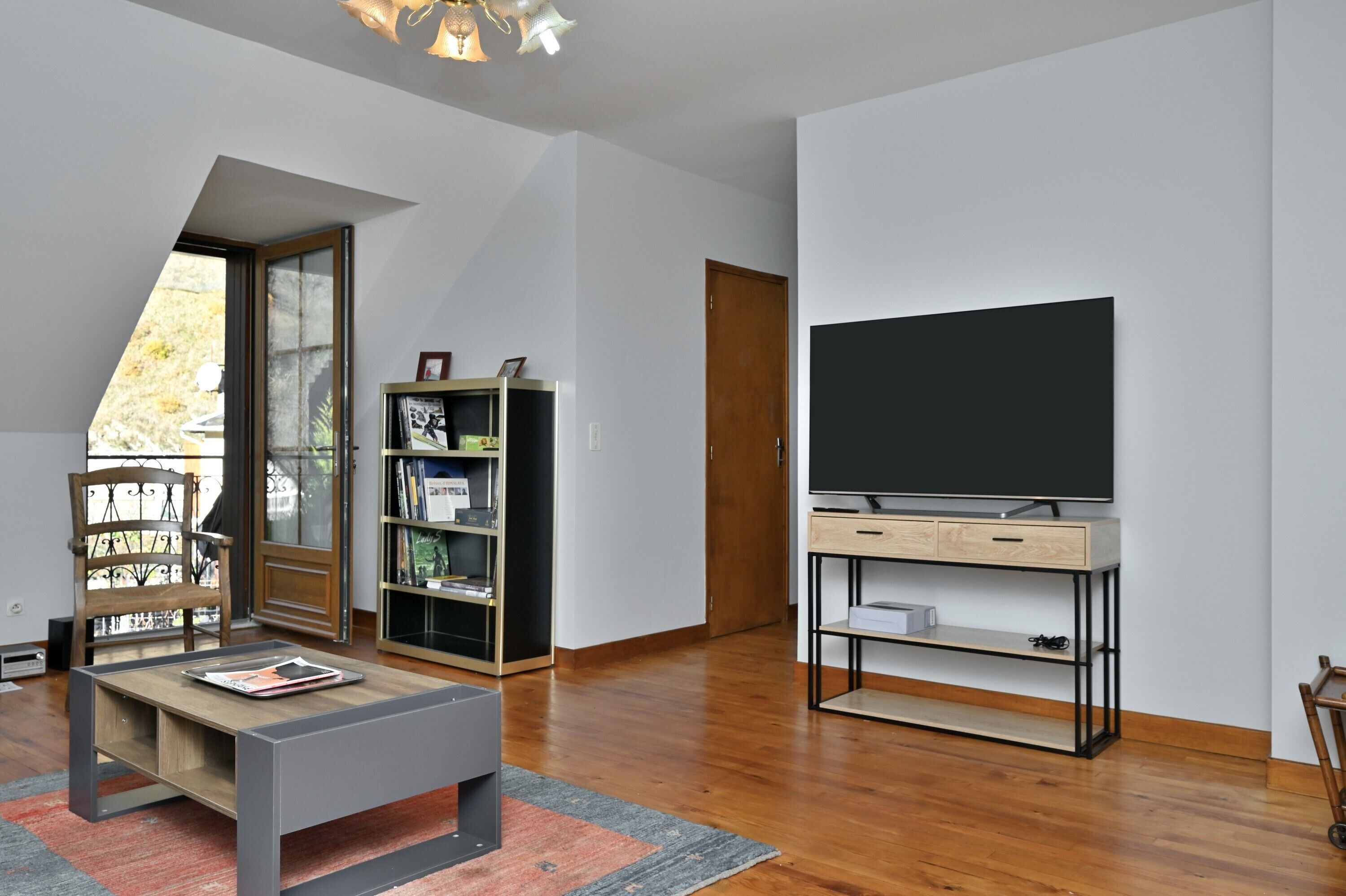 Télévision, cheminée, lecteur de DVD, chaîne hi-fi