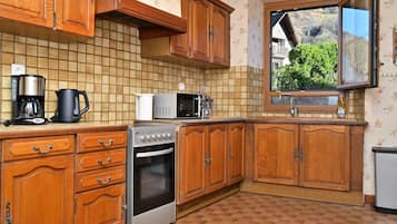 Een koelkast, een magnetron, een oven, een kookplaat