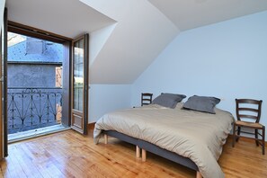 3 habitaciones, tabla de planchar con plancha, wifi y ropa de cama 