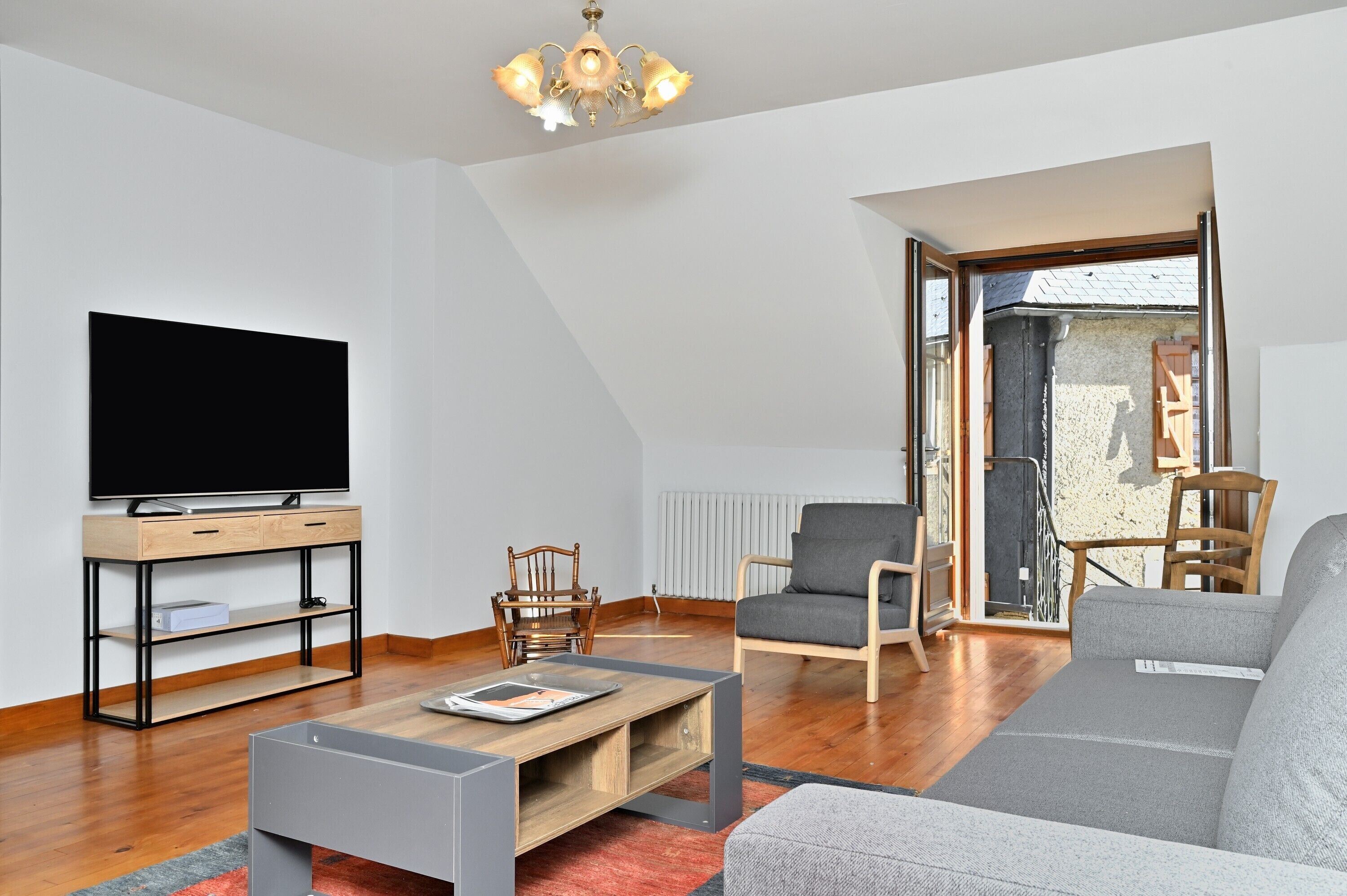 Fernseher, Kamin, DVD-Player, Stereoanlage