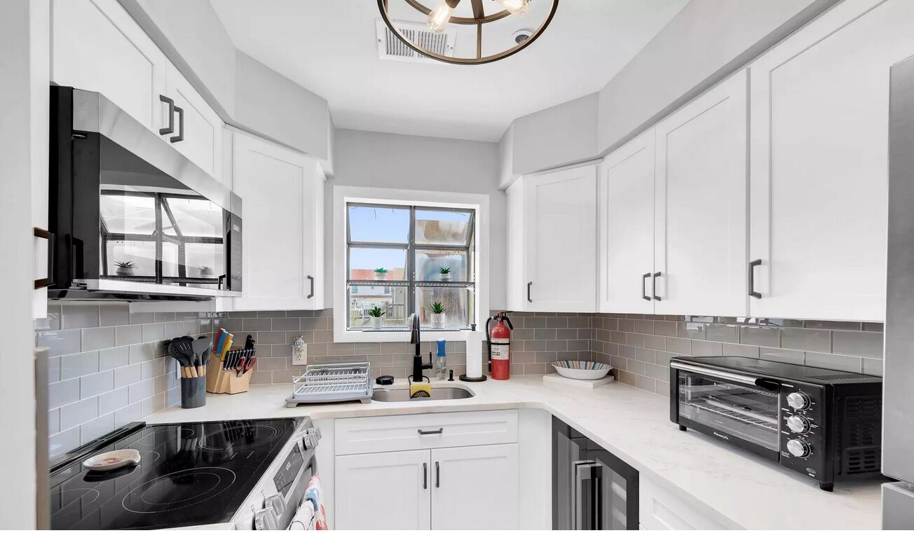 Mikrobølgeovn, ovn, kokeplater og oppvaskmaskin