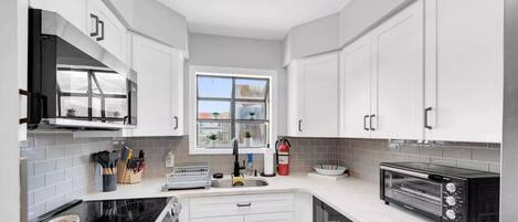 Micro-ondes, four, plaque de cuisson, lave-vaisselle