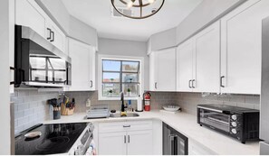 Mikrobølgeovn, ovn, kokeplater og oppvaskmaskin