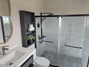 Dusche, Haartrockner, Handtücher, Seife