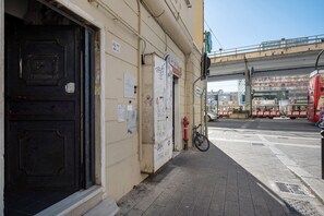 Exterior detail - Apartment 'Genova - A Due Passi Dall'acquario' with Wi-Fi and Air Conditioning (Genova)