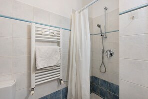 Dusche, kostenlose Toilettenartikel, Haartrockner, Handtücher