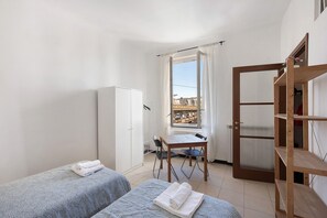 3 habitaciones, tabla de planchar con plancha, wifi y ropa de cama 
