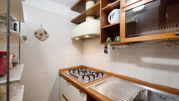 KĂŒhlschrank, Ofen, Herdplatte, Wasserkocher mit Kaffee-/Teezubehör