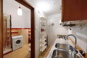 Douche, sèche-cheveux, serviettes fournies