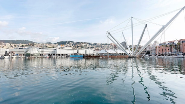 A waterfront view with a modern bridge, boats, and a cityscape in the background. - Apartment 'Modern Flat in The Centre Of Genoa' with Wi-Fi and Air Conditioning (Genova)