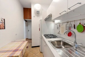 Kühlschrank, Mikrowelle, Herdplatte, Wasserkocher mit Kaffee-/Teezubehör