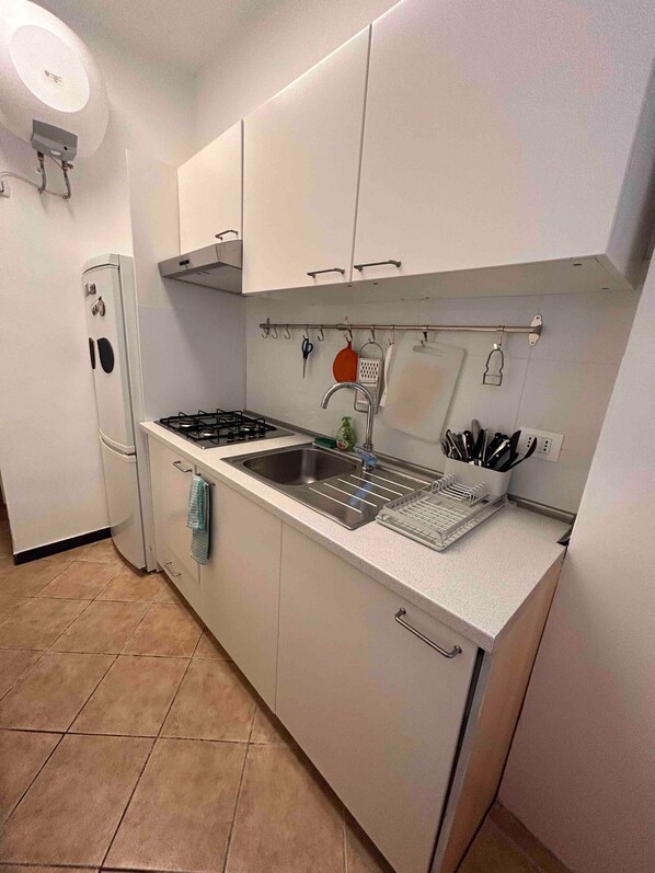 ثلاجة، ميكروويف، موقد طهي مسطح، ماكينة لصنع القهوة/الشاي