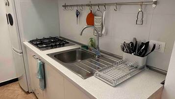 Réfrigérateur, micro-ondes, plaque de cuisson, cafetiÚre/bouilloire