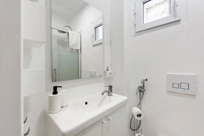 Douche, sèche-cheveux, serviettes fournies