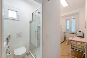 Dusche, Haartrockner, Handtücher