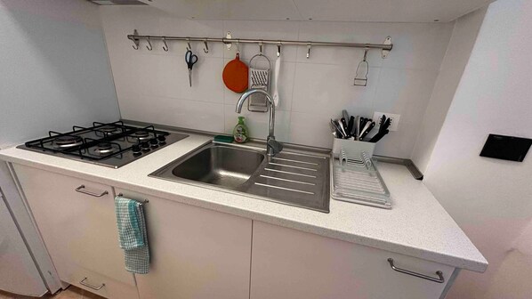 Frigorifero, microonde, piano cottura, macchina per tè/caffè