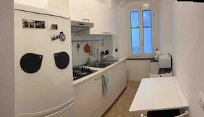 Frigorifero, microonde, piano cottura, macchina per tè/caffè