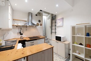 ثلاجة، ميكروويف، موقد طهي مسطح، ماكينة لصنع القهوة/الشاي