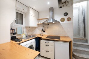 Frigorifero, microonde, piano cottura, macchina per tè/caffè