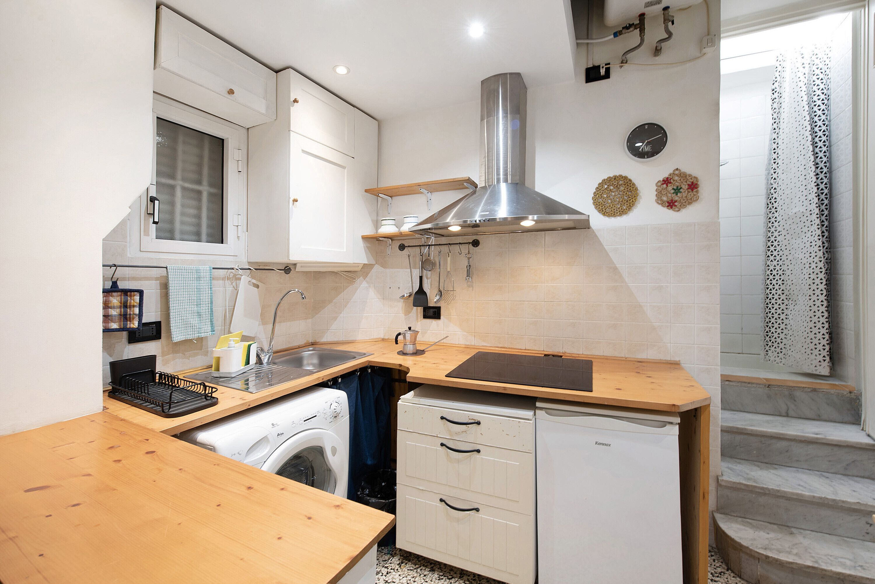 Réfrigérateur, micro-ondes, plaque de cuisson, cafetière/bouilloire