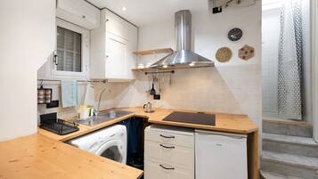 Kühlschrank, Mikrowelle, Herdplatte, Wasserkocher mit Kaffee-/Teezubehör