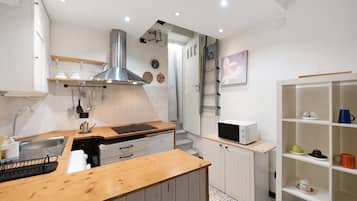 Frigorifero, microonde, piano cottura, macchina per tè/caffè