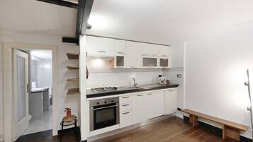 Frigorifero, forno, piano cottura, pentole/stoviglie/utensili