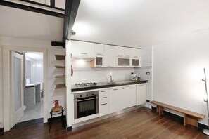 Frigorifero, forno, piano cottura, pentole/stoviglie/utensili