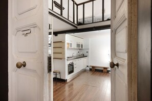 Fridge, oven, stovetop, cookware/dishes/utensils