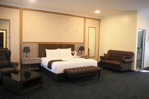 Kahden hengen deluxe-huone | Työpöytä, silitysrauta/-lauta, ilmainen Wi-Fi