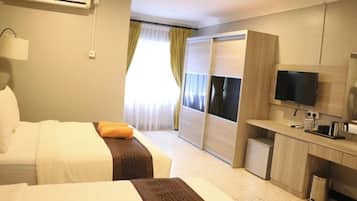 Family Room | Desk, iron/ironing board, free WiFi