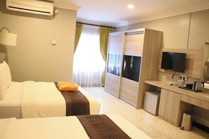 Family Room | Desk, iron/ironing board, free WiFi - Felda Residence Tekam (Jerantut)