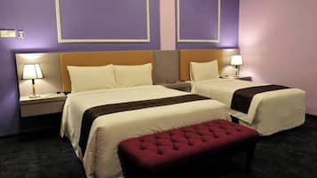 Escritorio, tabla de planchar con plancha y wifi gratis