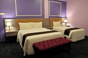 Family Room | Desk, iron/ironing board, free WiFi