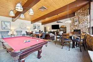 Game room - Falcon Point Studio Sleeps 4 (Avon)