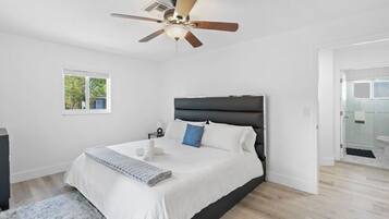 2 habitaciones, escritorio y tabla de planchar con plancha