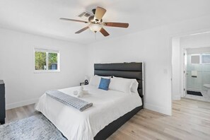 2 habitaciones, escritorio y tabla de planchar con plancha