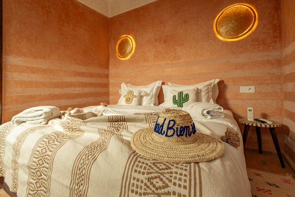 Travel crib, free WiFi